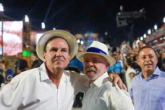 Lula ao lado de Eduardo Paes na pista durante o desfile da Acadêmicos de Niterói