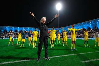 Jorge Jesus e os jogadores do Al-Nassr comemorando uma vitória no Campeonato Saudita
