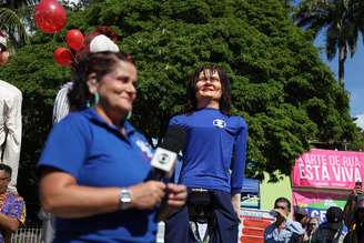 Repórter da Globo ganha boneco gigante em Olinda (PE)