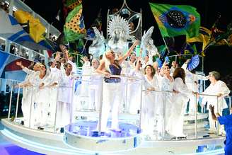 Famosos desfilam pela Acadêmicos de Niterói