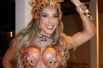Tati Minerato usa fantasia para desfilar no Rio