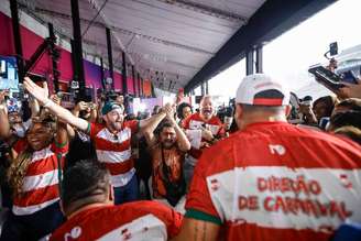 Mocidade Alegre festeja o título de campeã do carnaval 2026 de São Paulo.