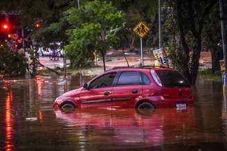 O temporal que atingiu Guarulhos, na Grande São Paulo, provocou diversos pontos de alagamento na cidade
