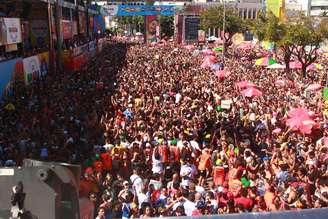 Ivete Sangalo sobe em trio e puxa mais um bloco em Salvador