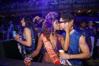 Iza beija João Vitor