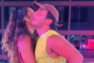 Ivete e Marcelo dançam juntos em trio elétrico