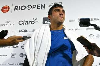 Román Burruchaga dá entrevista após avançar no Rio Open.