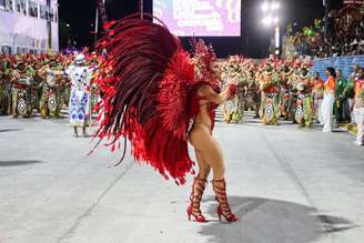 Virginia samba à frente da bateria da Grande Rio