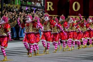 Acadêmicos do Salgueiro encerrou os desfiles do carnaval do Rio de Janeiro na madrugada desta quarta-feira, 18