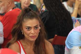 Juliana Paes acompanha apuração do carnaval do Rio