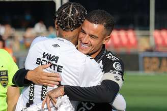 Neymar abraço Coutinho em jogo entre Santos e Vasco