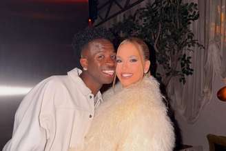 Vini Jr. posa com Virginia