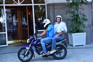 Sabrina Sato vai de mototáxi à apuração das escolas de samba do RJ