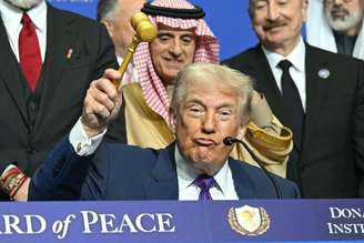 Donald Trump durante reunião de Conselho de Paz para Gaza