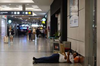 Passageiro dorme em aeroporto de Buenos Aires em meio a greve nesta quinta
