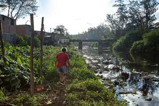 À beira do rio, lixo e despejo de esgoto da comunidade Terra Prometida que não tem saneamento básico
