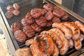 Grelha com polpetas de carne de cavalo em Catânia, na Sicília