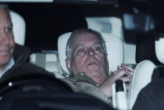 O ex-príncipe Andrew Mountbatten-Windsor, flagrado por câmeras de TV logo após sair de uma delegacia em Sandringham, Norfolk, onde ficou preso por cerca de 12 horas, sob suspeita de má-conduta em exercício de cargo público.
