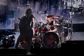 Josh Freese com Dave Grohl durante show do Foo Fighters