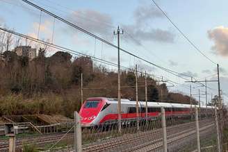 Acidente aconteceu em linha ferroviária que liga cidades na Sicília