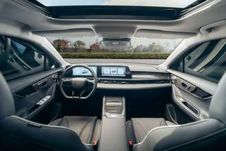 O modelo Omoda 5 tem tela dupla curva de 24,6 polegadas que integra os painéis digital e multimídia em um só conjunto