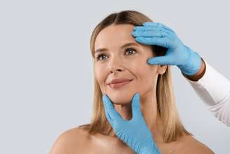 A busca pelo corpo "perfeito" pode impactar diretamente a estrutura do rosto e comprometer a sustentação facial