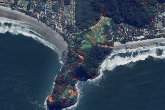 Vista aérea de São Sebastião, no litoral norte de São Paulo, com áreas mais suscetíveis a deslizamentos previamente demarcadas: um teste do método AHP Gaussiano usou 16 variáveis ambientais e urbanas da cidade, e um inventário detalhado dos deslizamentos ocorridos durante o evento extremo que ocorreu na cidade em fevereiro de 2023.