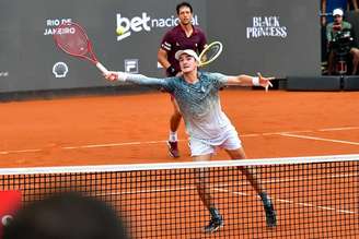Marcelo Melo e João Fonseca durante as semifinais de duplas no Rio Open.