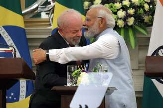 Modi abraça Lula durante viagem do brasileiro a Nova Délhi