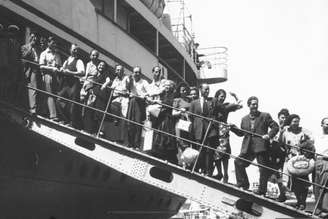Registro histórico de imigrantes italianos em partida em navio