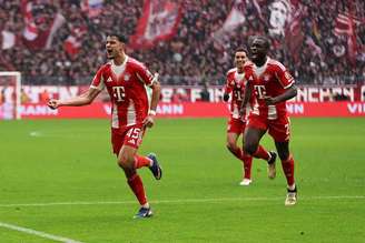 Pavlovic (E) comemora seu gol, o primeiro do Bayern Munique –