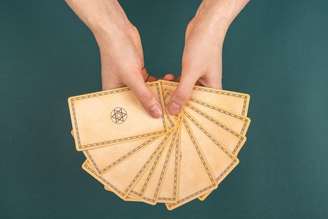 Segundo as cartas do tarot, o sábado trará sinais de amor, escolhas e desapegos emocionais aos signos