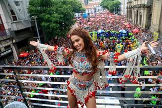 Anitta levou foliões com megabloco ao centro do Rio