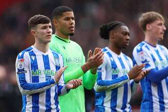 Jogadores do Sheffield Wednesday aplaudem a torcida após o rebaixamento histórico –