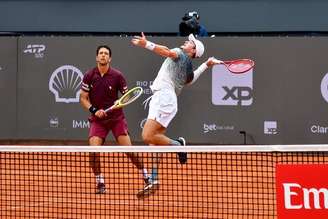 João Fonseca e Marcelo Melo durante a final de duplas do Rio Open.