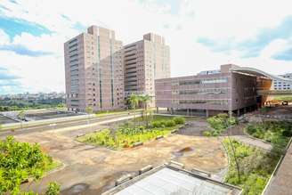 O Centro Administrativo do Distrito Federal (Centrad), oferecido pelo governador Ibaneis Rocha (MDB) no plano de capitalização do Banco de Brasília (BRB), enfrenta um impasse jurídico e entraves políticos para sua alienação.