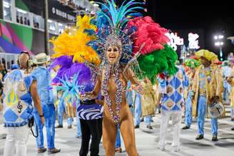 Sabrina Sato mostrou samba no pé a frente da bateria da Vila Isabel, na madrugada deste domingo, 22, na Sapucaí