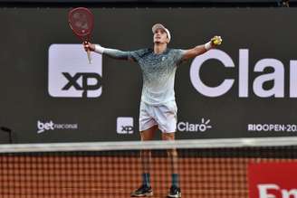 João Fonseca celebrando o título da chave de duplas do Rio Open