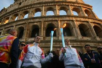 Revezamento da tocha olímpica diante do Coliseu de Roma