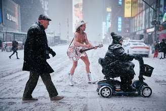 'Cowboy Nu' de NY enfrenta nevasca histórica apenas de sunga, chapéu e botas