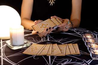 O tarot mostra um dia de aprendizados internos e libertação de sobrecargas