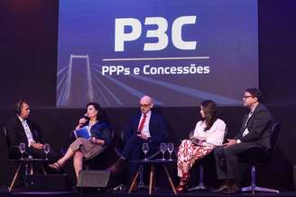 Davi Barreto, Martha Martorelli, Felipe Borim, Fernanda Esbizaro Rodrigues e Leonardo Cezar Ribeiro debatem o 'Novo Ciclo de Concessões e Autorizações Ferroviárias no Brasil'