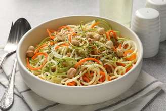 Espaguete de legumes com grão-de-bico