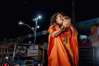 Margareth Menezes no tradicional bloco Os Mascarados