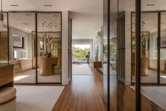 Nos armários e cristaleiras, o vidro reflecta cria uma estética dinâmica que se transforma conforme a luz do ambiente Projeto: Meneghisso & Pasquotto Arquitetura |