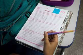 O desempenho dos alunos do 9.º ano em Língua Portuguesa na gestão Tarcísio de Freitas cresceu entre 2024 e 2025, mas não chegou ao registrado no fim do governo anterior, em 2022