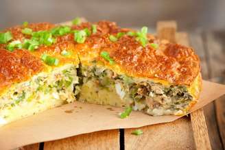 Torta de atum com ovo e cebolinha