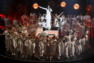 Pausini emocionou o público com uma interpretação intensa da icônica canção "Heal the World"