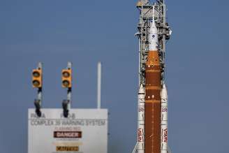 Foguete SLS foi levado de volta para centro de montagem da Nasa