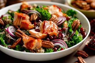 Salada de salmão com nozes e romã